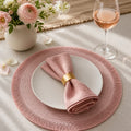 Dækkeserviet i bast Rosa fra Servietringen, elegant og romantisk borddækning med naturlig tekstur og blød rosa farve.