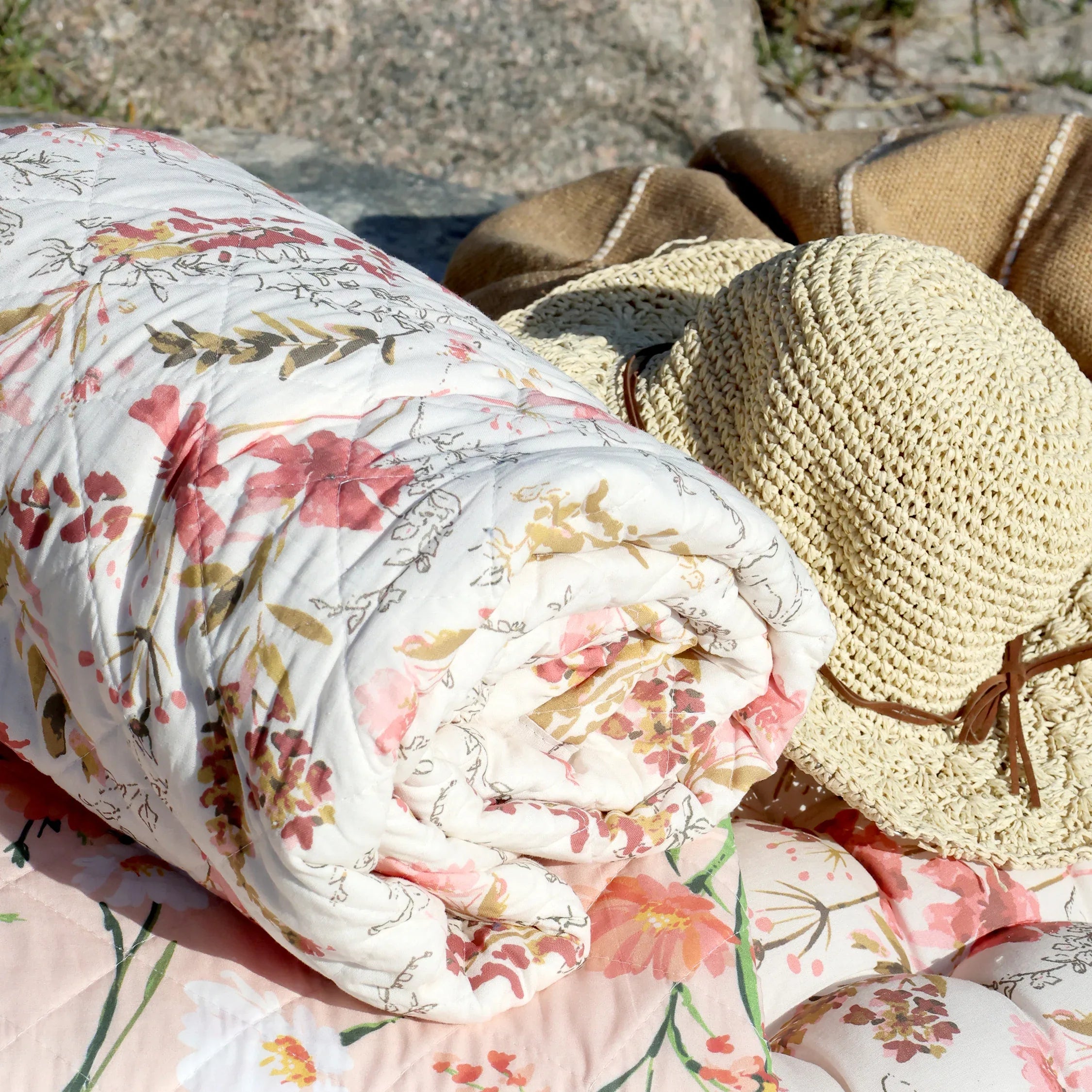 Chic Antique Aix Quilt m. vilde blomster - L180/B130 cm creme - Servietringen