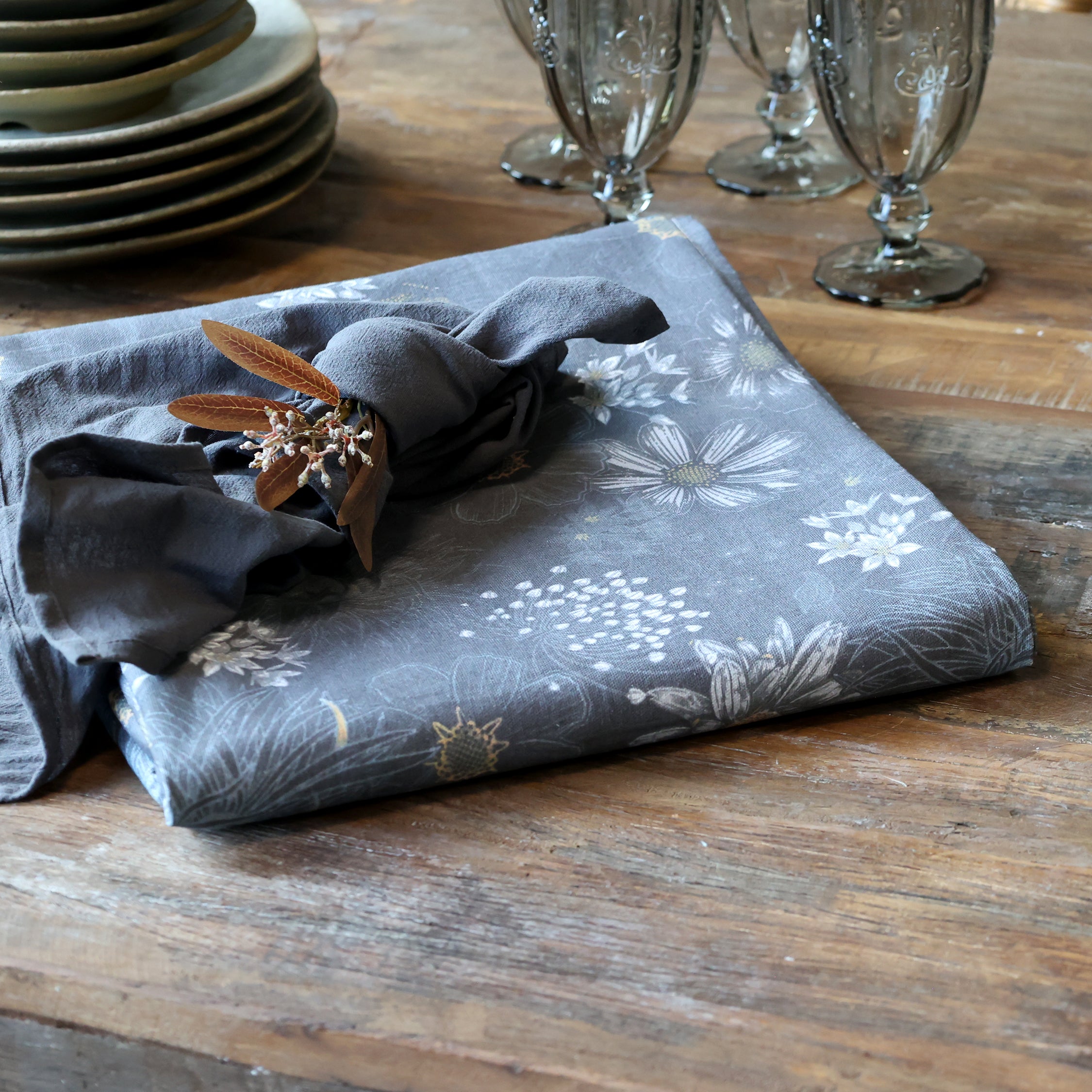 Aix dug m. blomster 240x140 cm – Midnight | Chic Antique