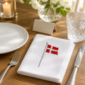 Stofserviet med flagstang fra Servietringen, perfekt til fødselsdag og fest, vises på billedet med festlige detaljer