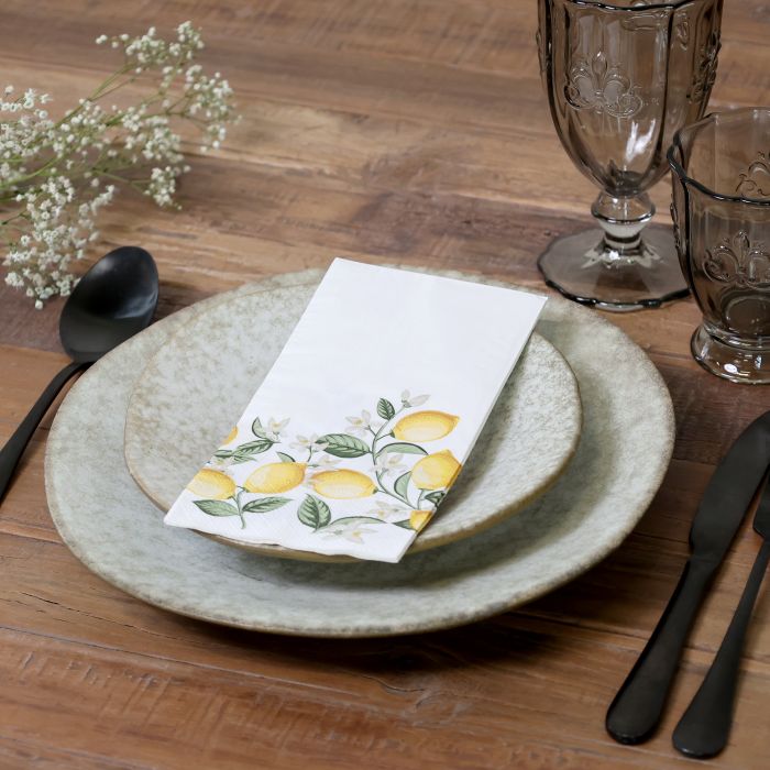 Hvide papirservietter med citroner og sommermotiv, 20x10 cm fra Chic Antique, perfekt til sommerborddækning.