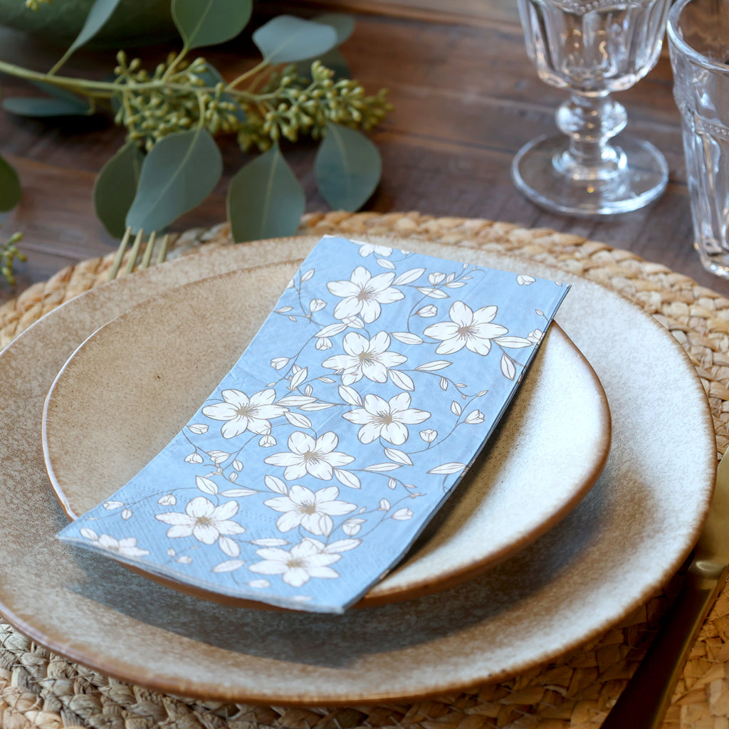 Himmelblå papirserviet med blomsterranker fra Chic Antique, 20x10 cm, elegant og dekorativ til borddækning