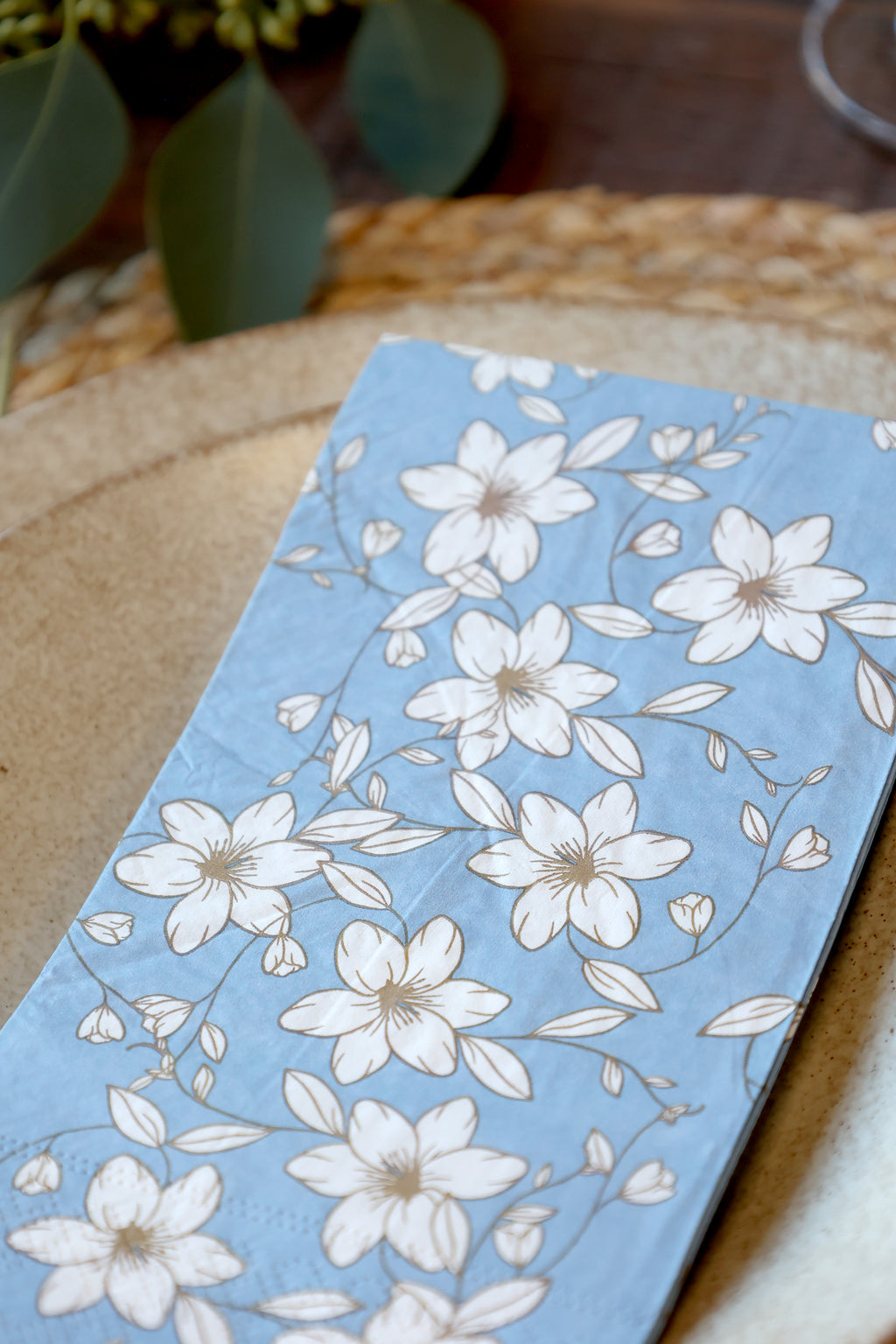 Himmelblå papirservietter med blomsteranker fra Chic Antique, 20x10 cm, elegant og dekorativ til borddækning