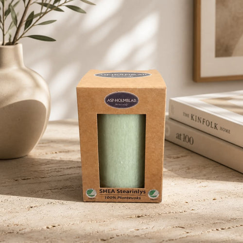 Sage grøn bloklys fra Shea Stearin, aflangt stearinlys med naturlig farve og moderne design.