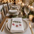 Stofserviet med grangren og julemotiver fra Servietringen, vist med juledekor og naturinspirerede design.