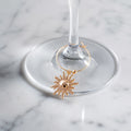 Servietringen Belinda Sol charm til vinglas, elegant tilbehør til vinoplevelsen, i smuk design og fin detalje.