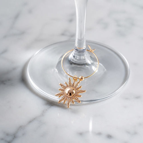 Servietringen Belinda Sol charm til vinglas, elegant tilbehør til vinoplevelsen, i smuk design og fin detalje.