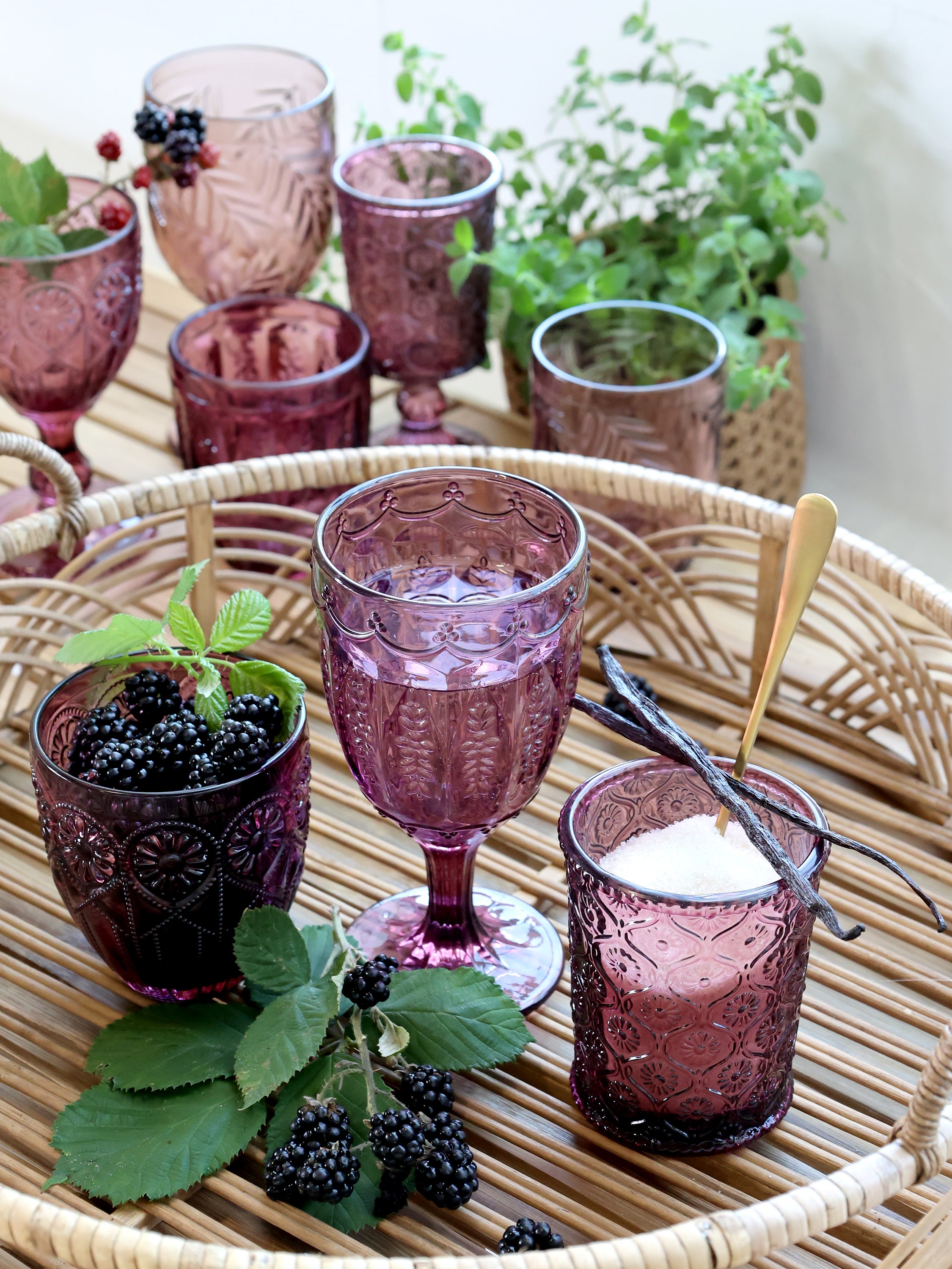 Glas med Saint-Émilion mønster fra Servietringen, elegant vinglas til rødvin med detaljeret design.