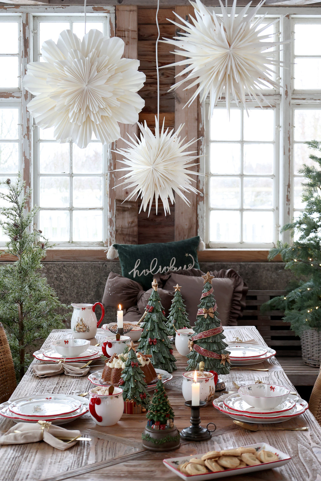Chic Antique julefrokosttallerken med diameter på 20,5 cm, dekoreret med julemotiver og festlig design.