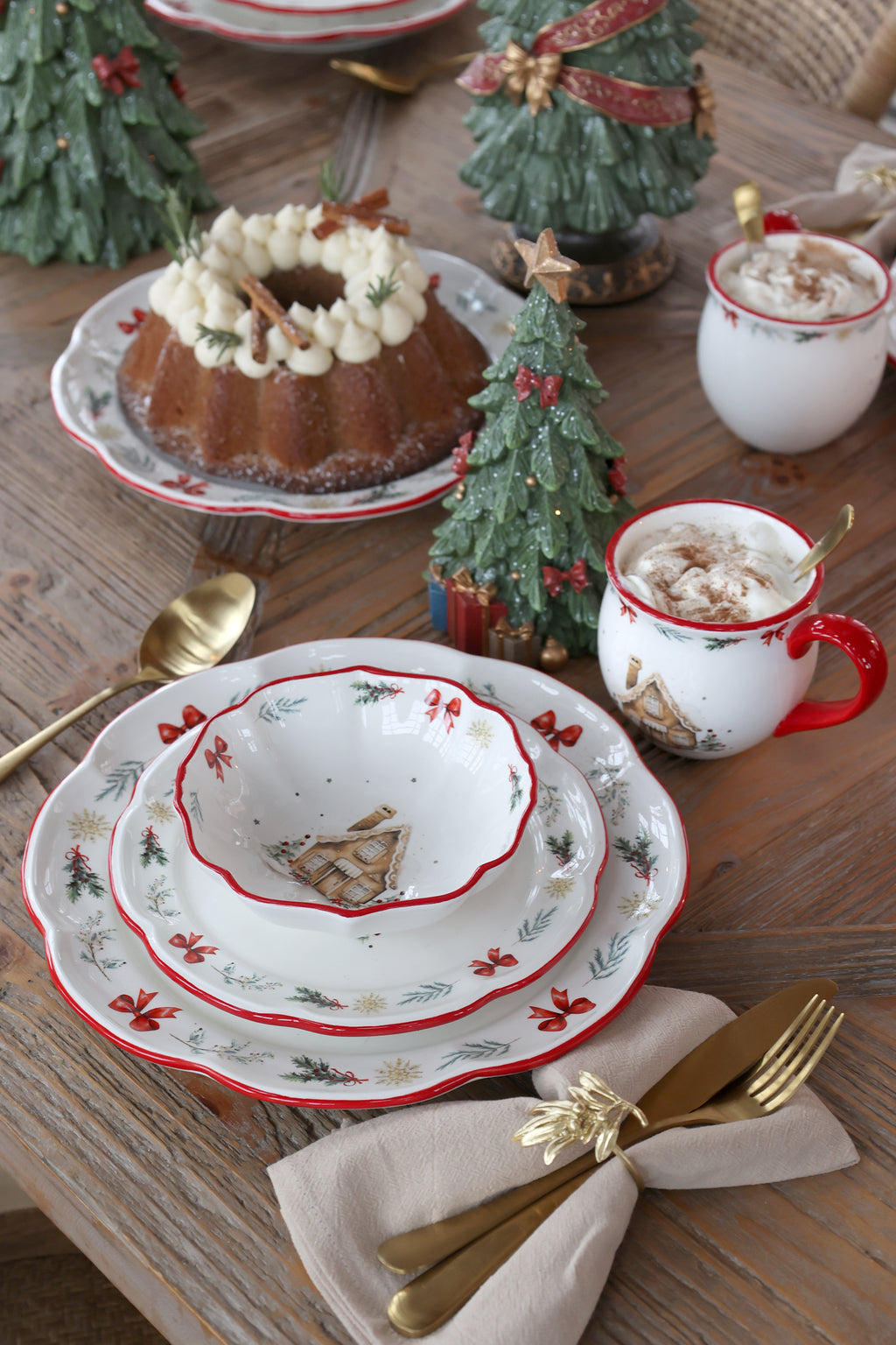Chic Antique julemiddagstallerken i keramik med hvid baggrund og grønt juleornament, diameter 28 cm