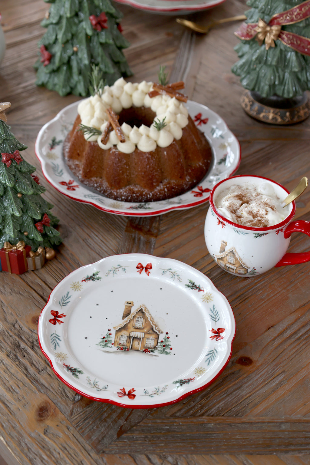 Chic Antique julefrokosttallerken med diameter 20,5 cm, pyntet med julemotiver, egnet til festlige madserveringer