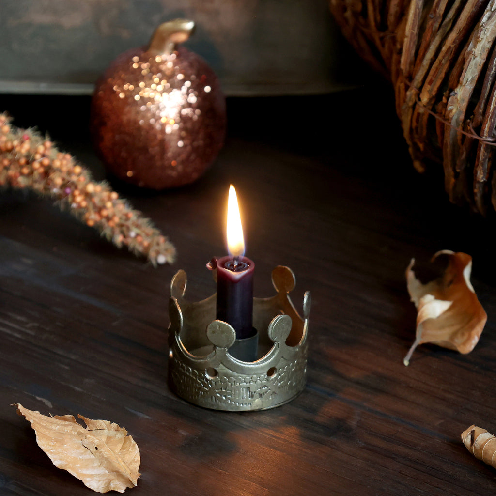 Kronet lysestage til kertelys fra Chic Antique, dekorativ metalholder med elegant design og detaljeret finish.