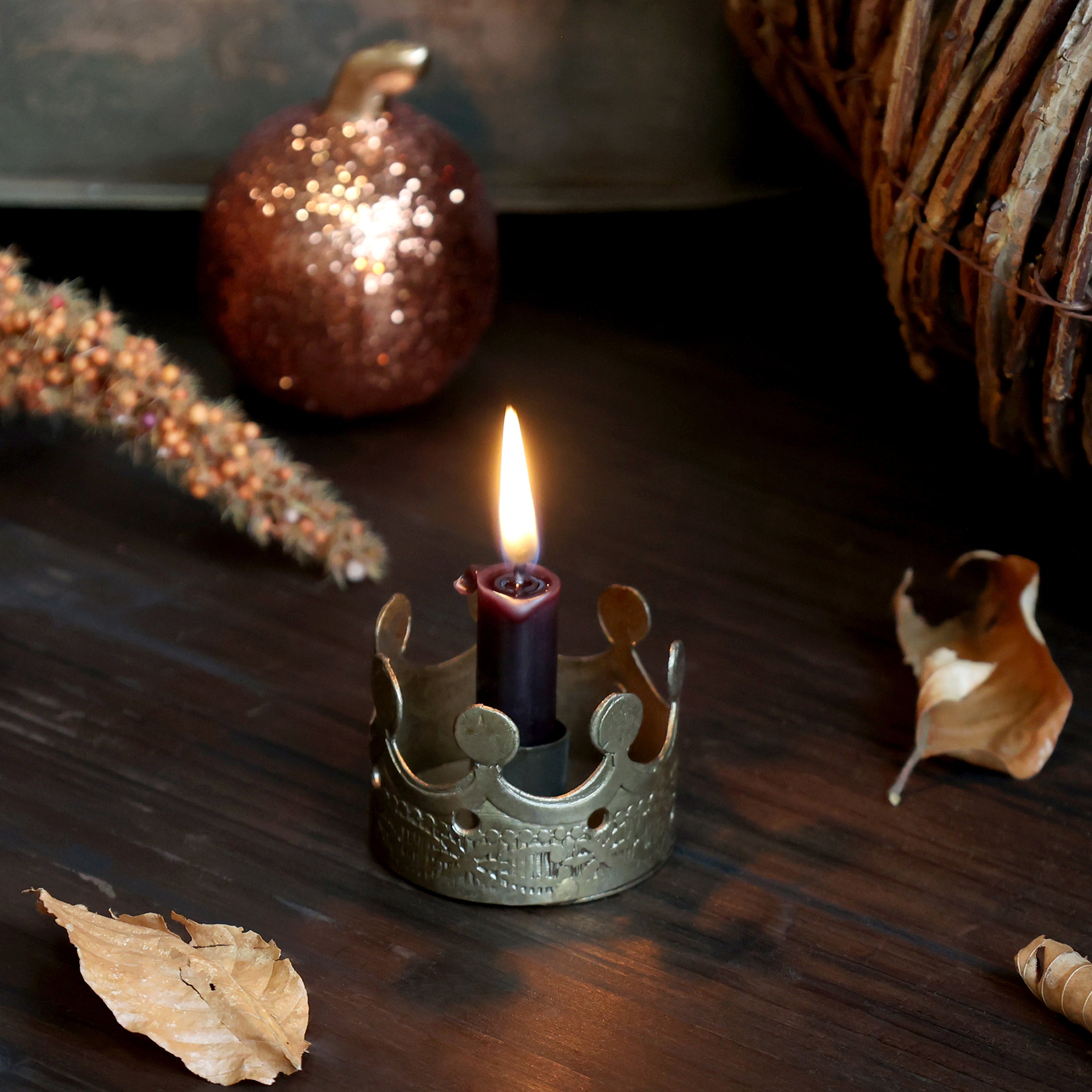 Kronet lysestage til kertelys fra Chic Antique, dekorativ metalholder med elegant design og detaljeret finish.