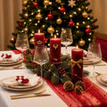 Bordbillede med julepynt, servietringe fra Servietringen i Bordeaux juletema, elegant julebordsdekoration.